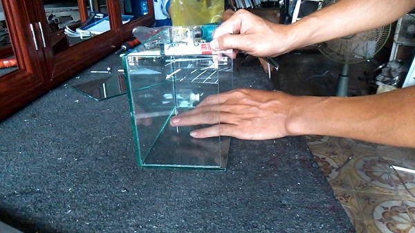 Hướng dẫn cắt kính làm bể cá